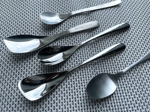 具材の切りやすさや口当たりは激変する？話題のカレー専用スプーン5種を食べ比べ