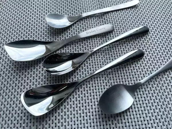 具材の切りやすさや口当たりは激変する？話題のカレー専用スプーン5種を食べ比べ