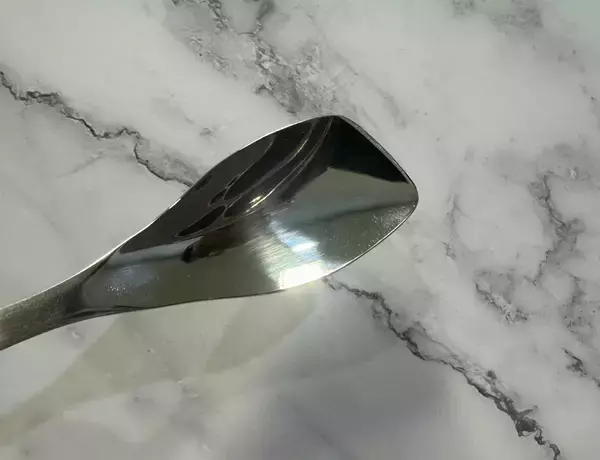 「具材の切りやすさや口当たりは激変する？話題のカレー専用スプーン5種を食べ比べ」の画像