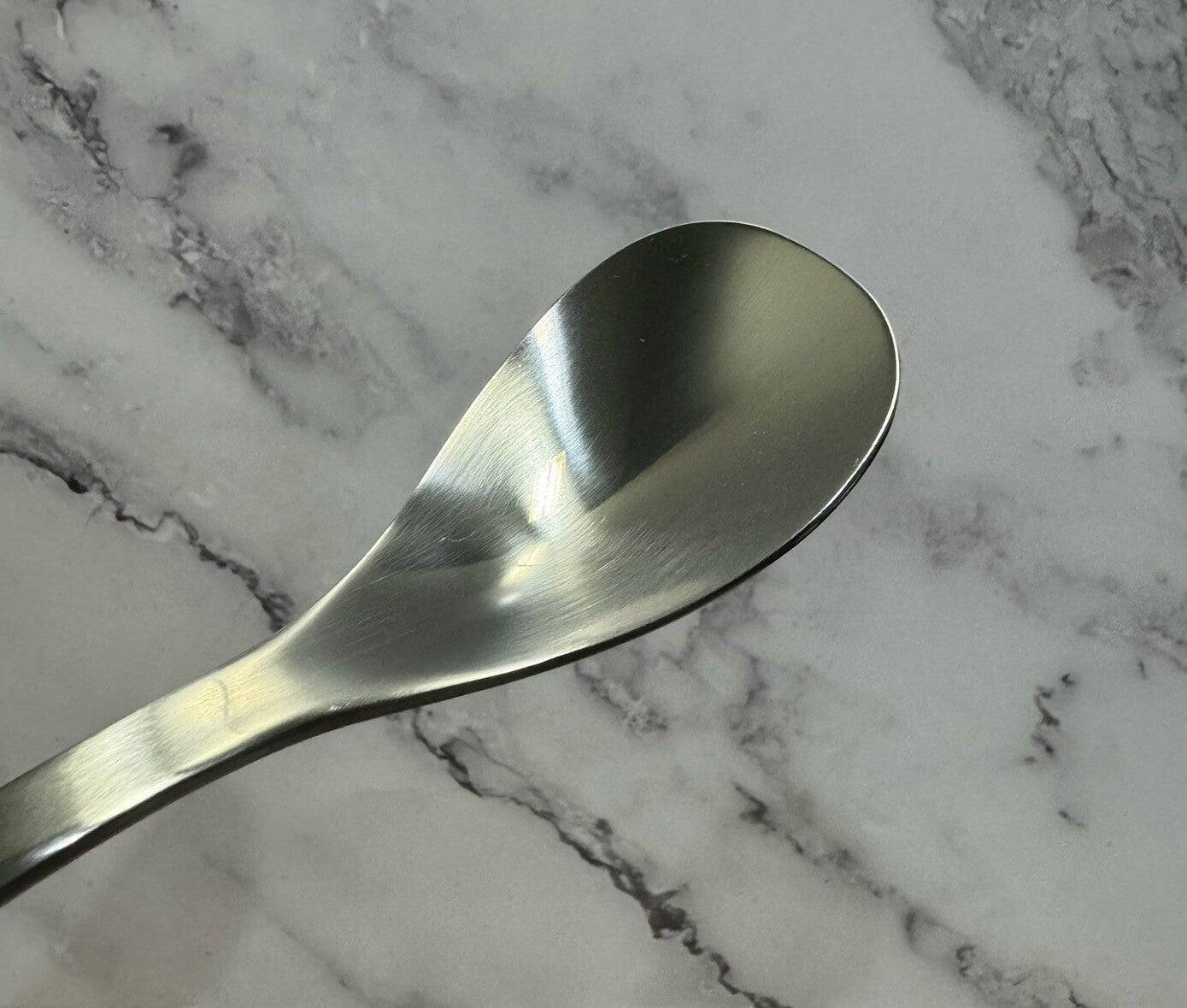 具材の切りやすさや口当たりは激変する？話題のカレー専用スプーン5種を食べ比べ