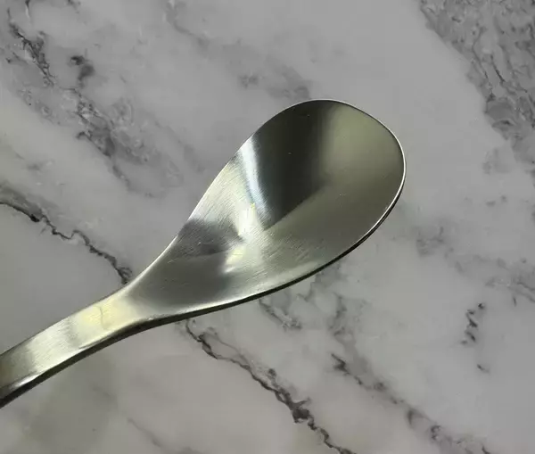 「具材の切りやすさや口当たりは激変する？話題のカレー専用スプーン5種を食べ比べ」の画像