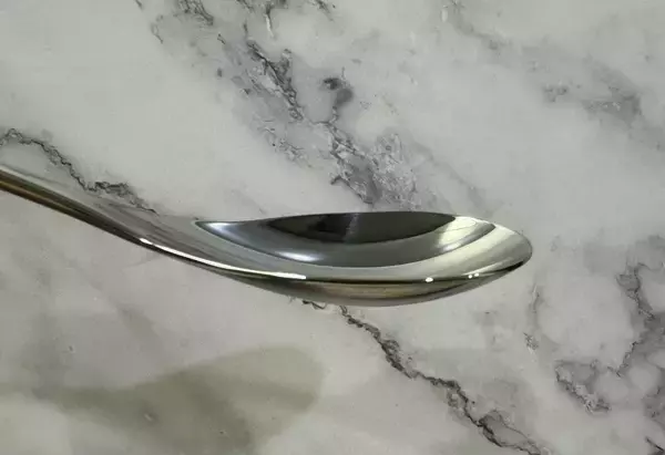 「具材の切りやすさや口当たりは激変する？話題のカレー専用スプーン5種を食べ比べ」の画像