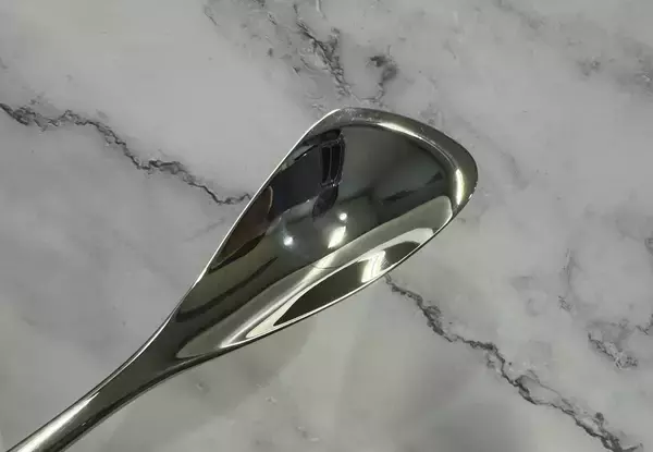 「具材の切りやすさや口当たりは激変する？話題のカレー専用スプーン5種を食べ比べ」の画像