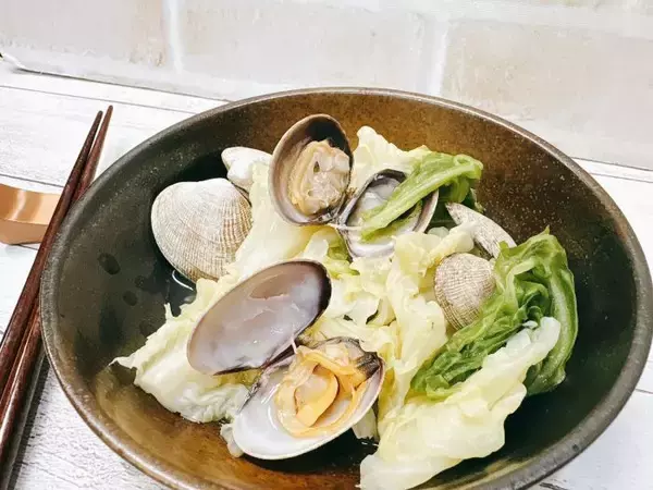 キャベツを入れるとより深いうまみに！家庭料理のプロが教える”あさりの酒蒸し”