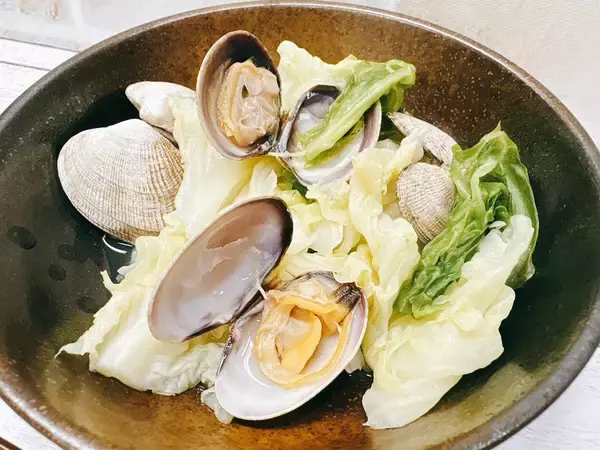 「キャベツを入れるとより深いうまみに！家庭料理のプロが教える”あさりの酒蒸し”」の画像