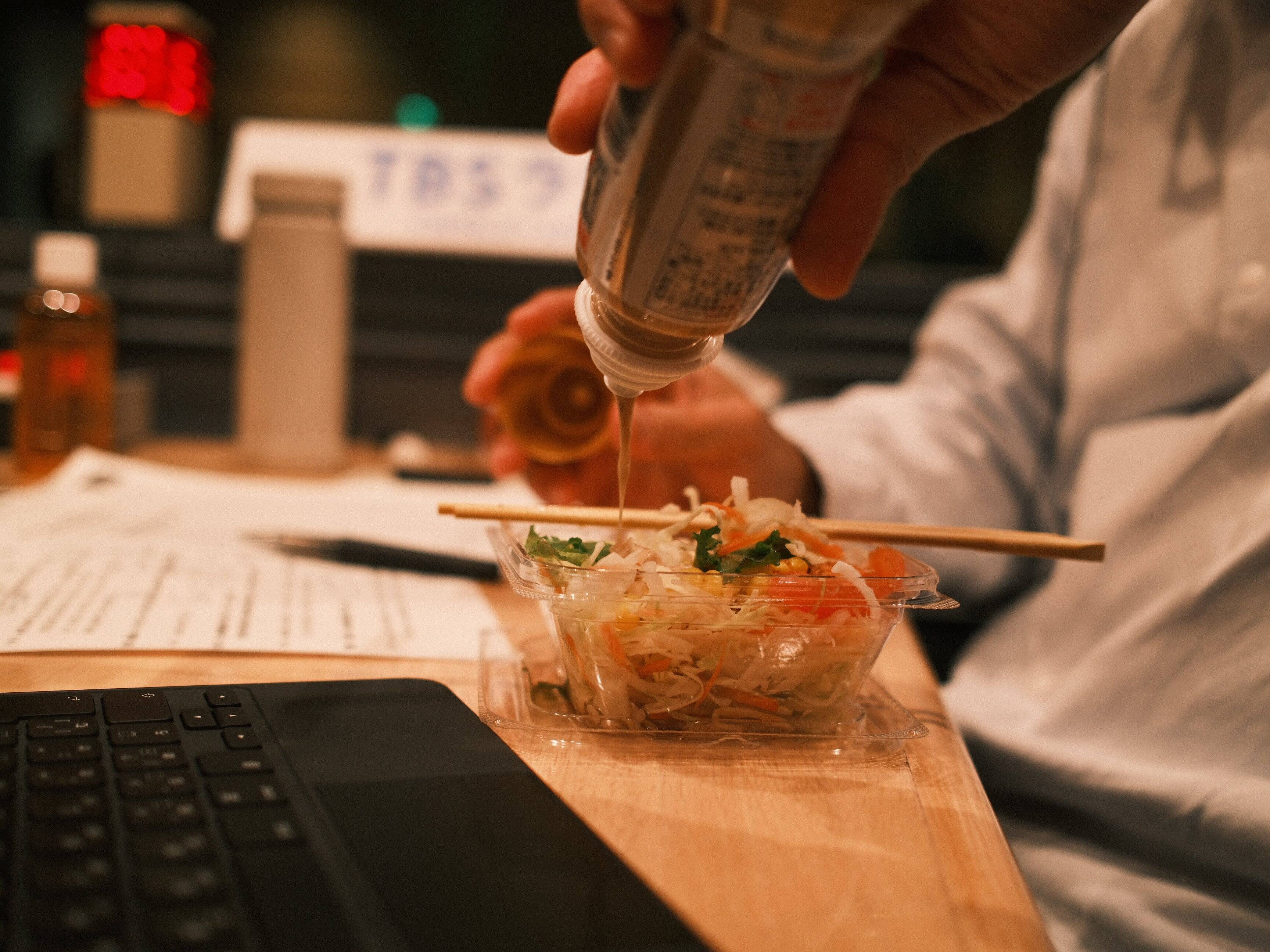 野菜に野菜をかけてるみたい？”フンドーキン醤油”のドレッシングを世界の食卓へ