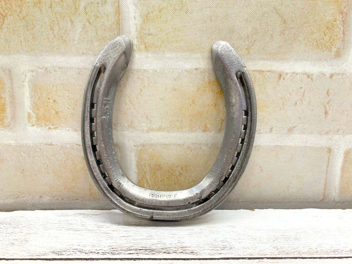 馬の蹄鉄は幸運を呼ぶお守り？”縁起のいい干支グッズ”