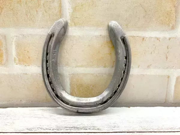 「馬の蹄鉄は幸運を呼ぶお守り？”縁起のいい干支グッズ”」の画像