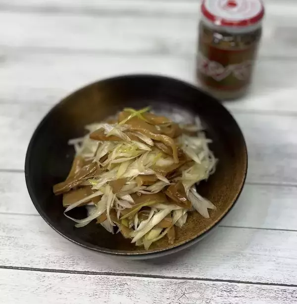 メンマの旨みが長ねぎによく馴染み、箸が止まらない！メンマと長ねぎの和えもの