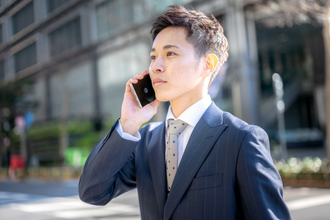 会社は休み。電話対応はどうする？