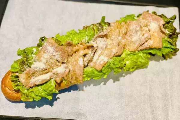 「とにかく映えたい！でも手間はかけたくない！レシピのほぼない『BIG焼肉ドッグ』」の画像