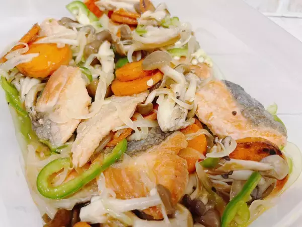 「「料理酒」を「料理用の日本酒」に変えるだけで旨味アップ【鮭と野菜の酒漬け】」の画像
