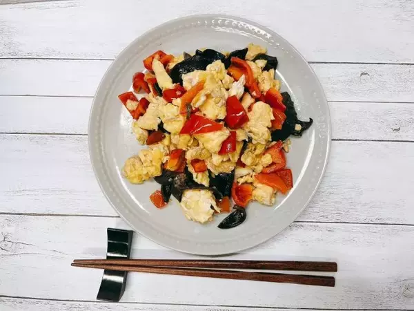野菜のプロがすすめる旬の絶品レシピ「赤ピーマンときくらげの卵炒め」