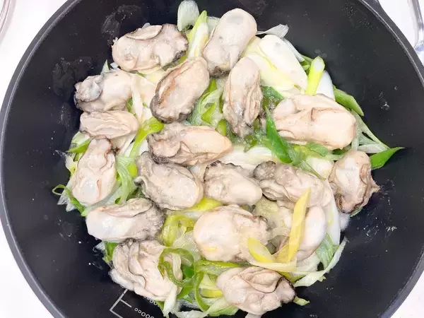 牡蠣の下ごしらえ、片栗粉で洗うとおいしさアップ【牡蠣と長ネギのブレゼ】