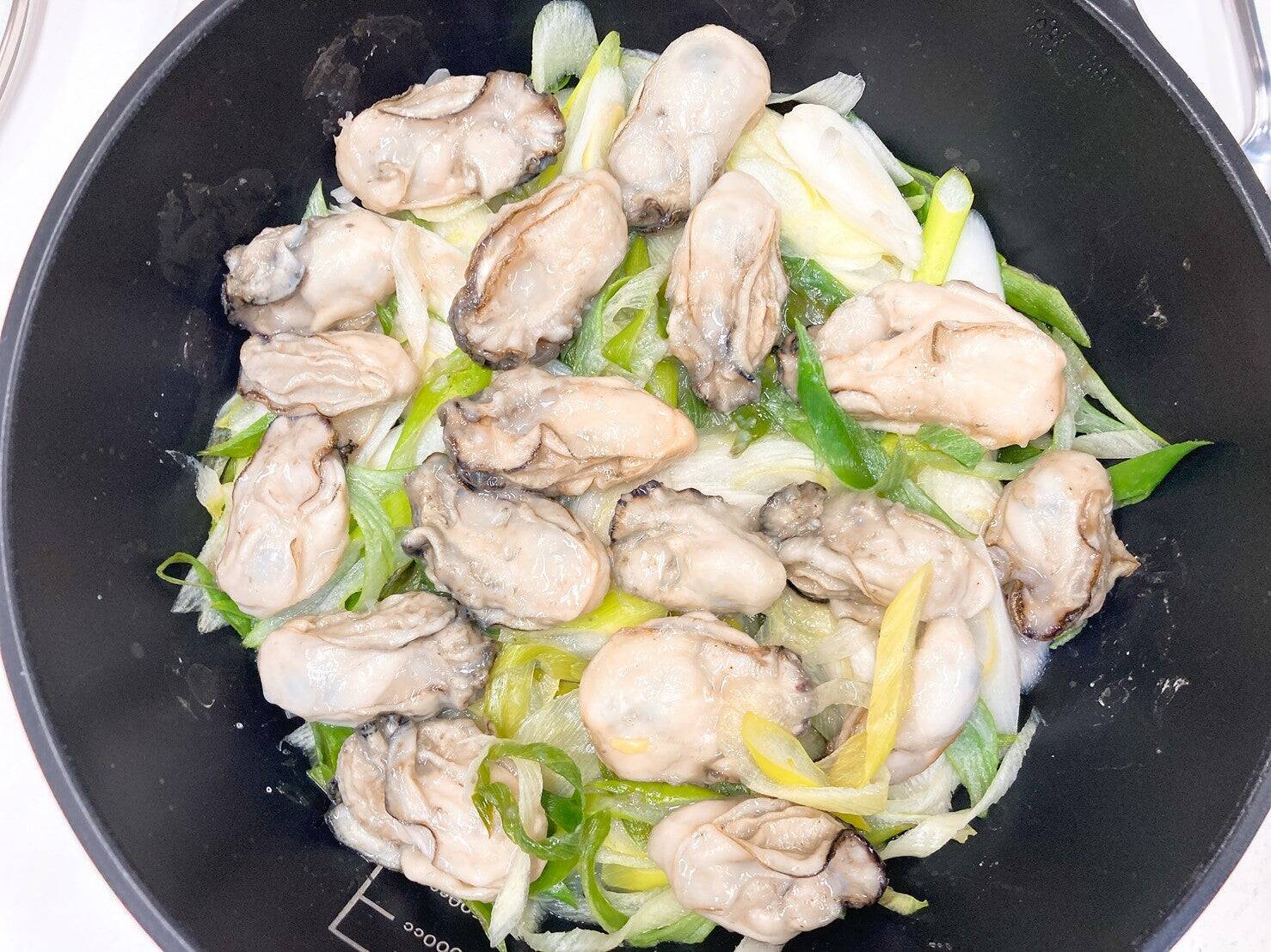 牡蠣の下ごしらえ、片栗粉で洗うとおいしさアップ【牡蠣と長ネギのブレゼ】