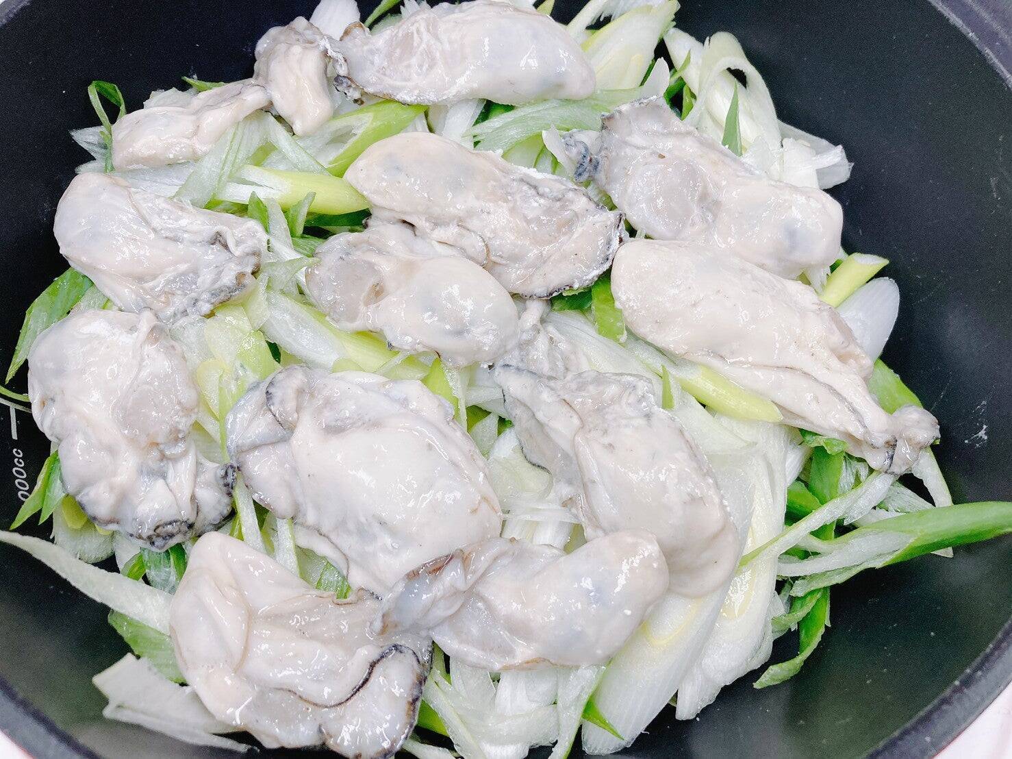 牡蠣の下ごしらえ、片栗粉で洗うとおいしさアップ【牡蠣と長ネギのブレゼ】