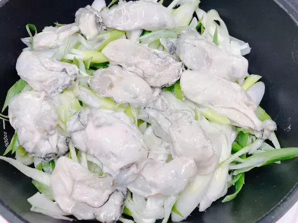 「牡蠣の下ごしらえ、片栗粉で洗うとおいしさアップ【牡蠣と長ネギのブレゼ】」の画像