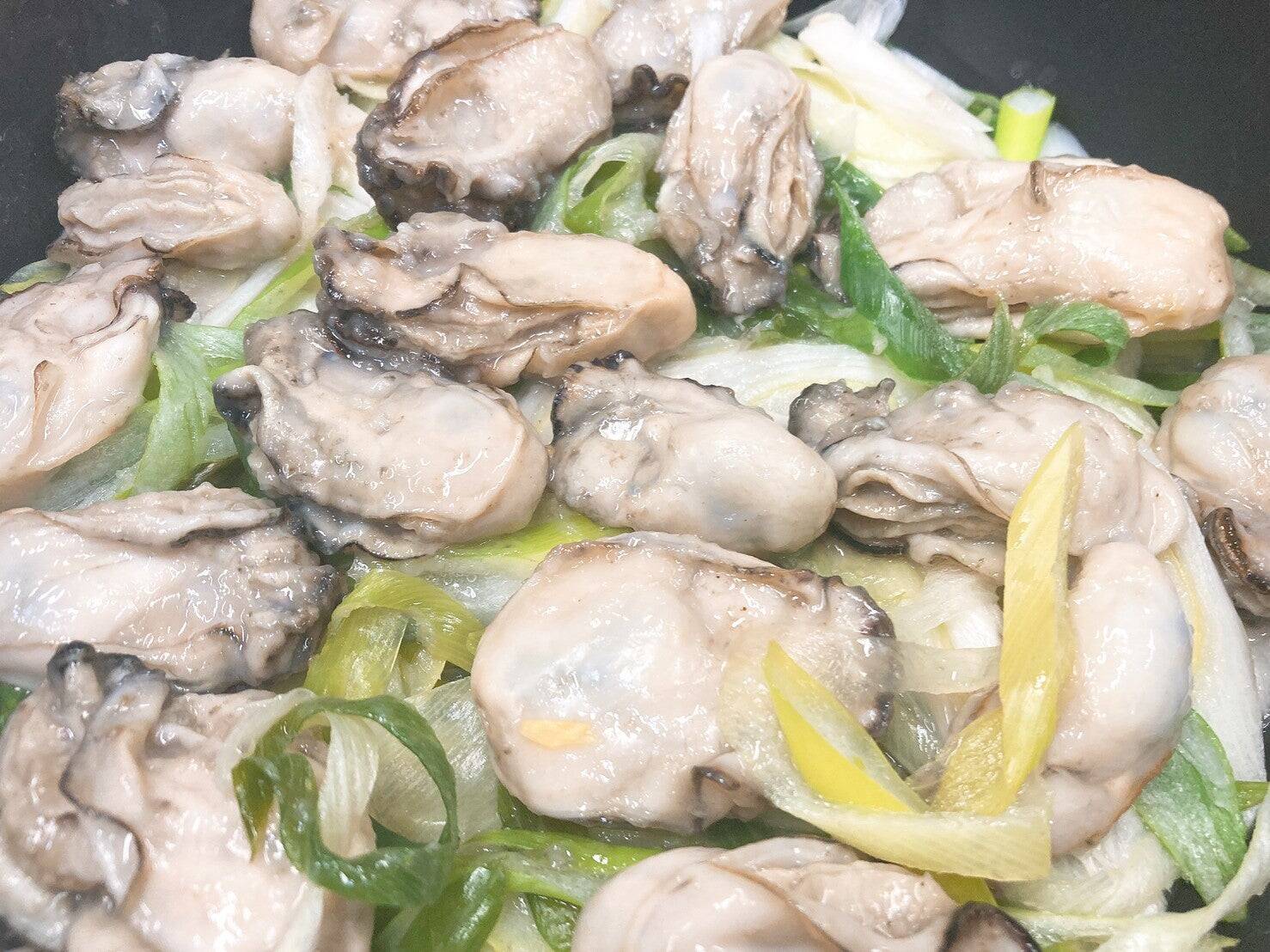 牡蠣の下ごしらえ、片栗粉で洗うとおいしさアップ【牡蠣と長ネギのブレゼ】