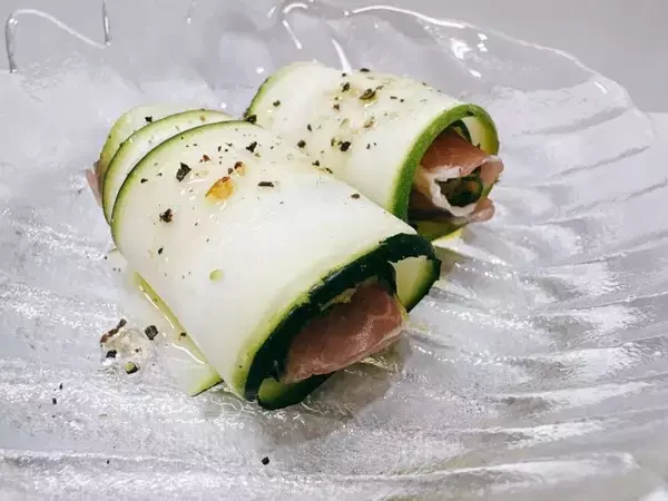 旬のズッキーニは生で食べるときは薄切りが掟!!”生ハムのズッキーニ巻き”