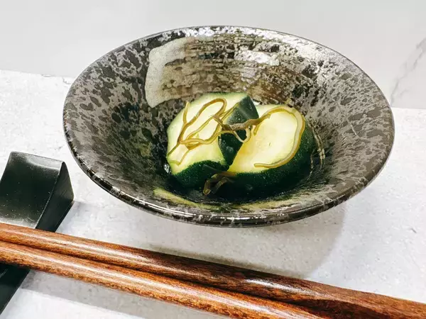 「旬のズッキーニは生で食べるときは薄切りが掟!!”生ハムのズッキーニ巻き”」の画像