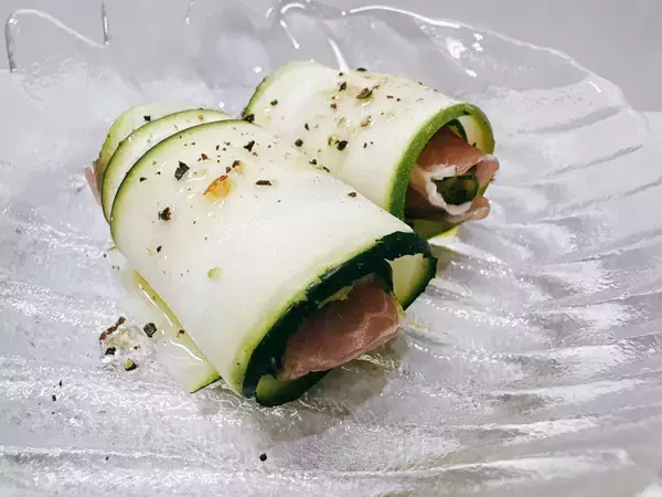 「旬のズッキーニは生で食べるときは薄切りが掟!!”生ハムのズッキーニ巻き”」の画像