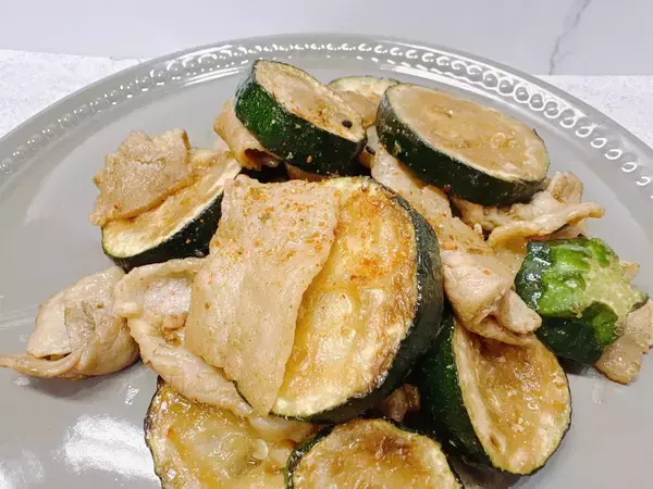 「旬のズッキーニは生で食べるときは薄切りが掟!!”生ハムのズッキーニ巻き”」の画像