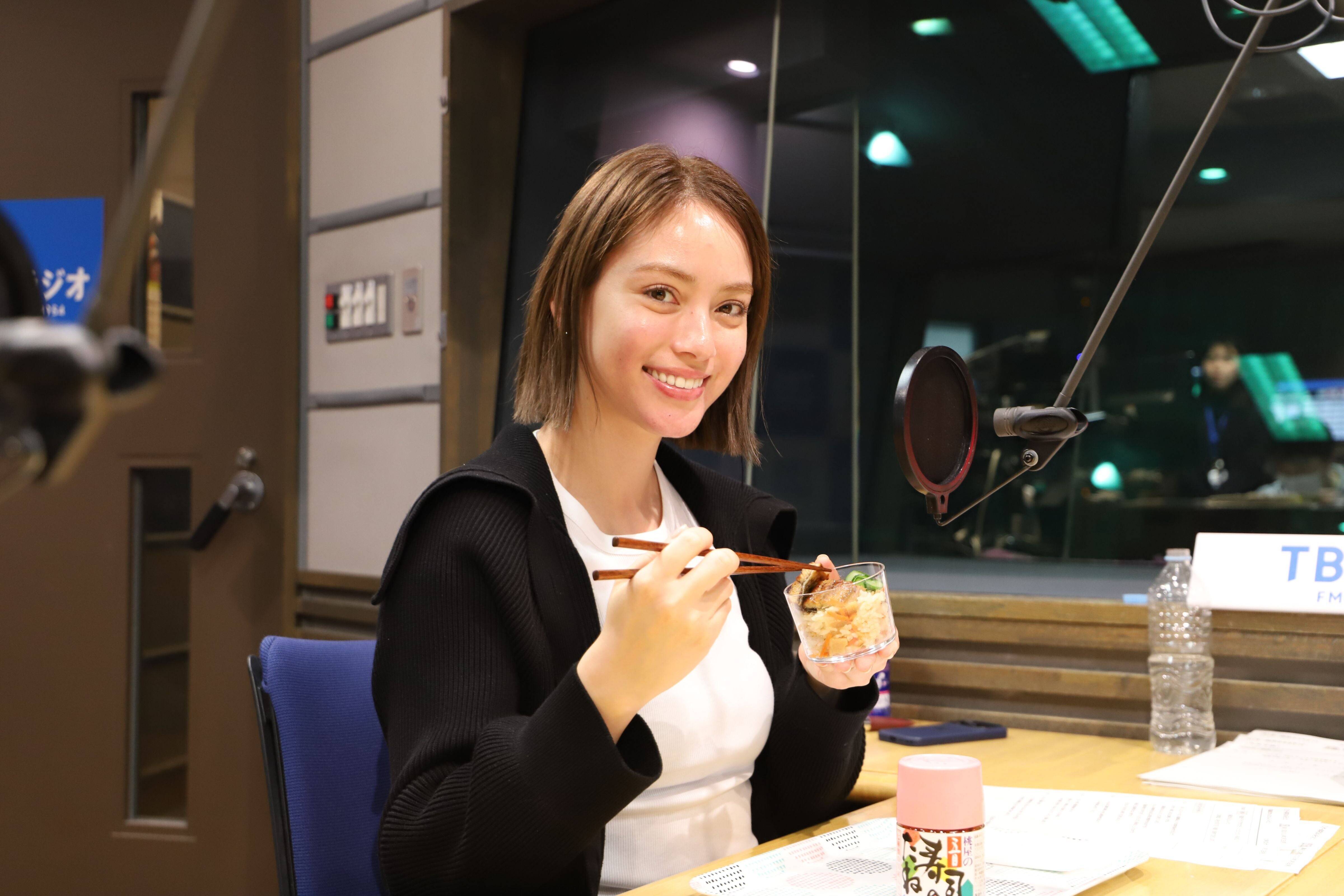 甘辛いうなぎと五目寿司のたねの相性抜群！うなぎのカップちらし寿司