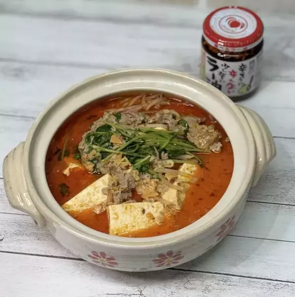 クリーミーな味わいに桃屋の食べるラー油で旨みとピリ辛をプラス！豆乳坦々鍋