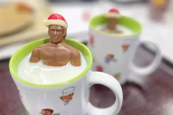 マグカップに浮かぶマッチョなサンタクロース...！？映えるクリスマスの輸入菓子2022！