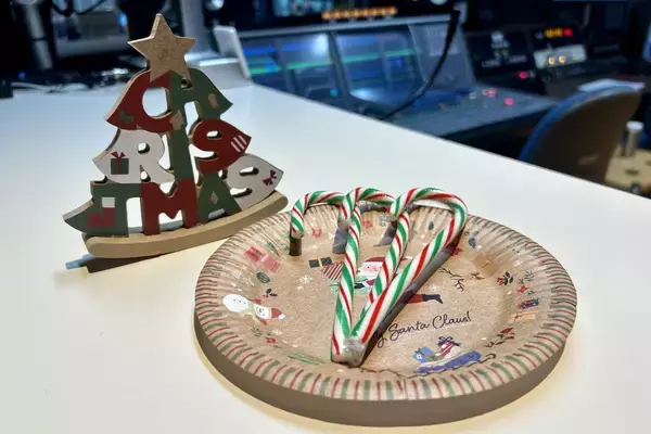 「マグカップに浮かぶマッチョなサンタクロース...！？映えるクリスマスの輸入菓子2022！」の画像