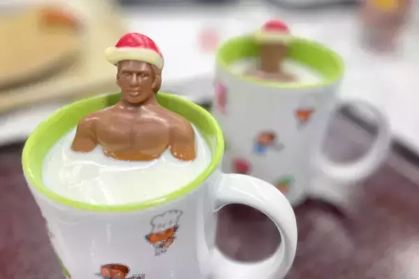 「マグカップに浮かぶマッチョなサンタクロース...！？映えるクリスマスの輸入菓子2022！」の画像