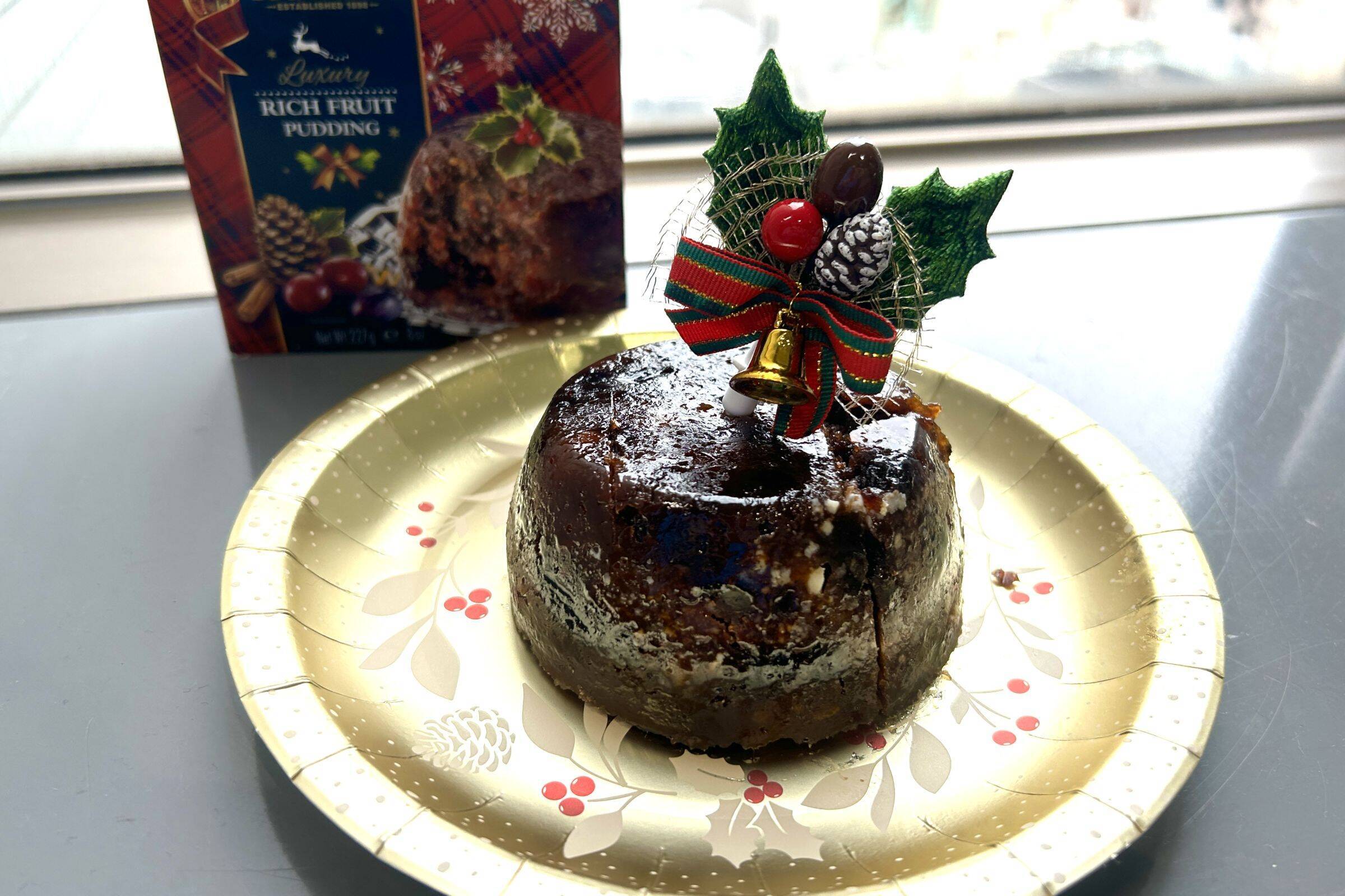 マグカップに浮かぶマッチョなサンタクロース...！？映えるクリスマスの輸入菓子2022！