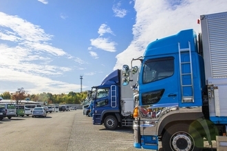 「トレーラーじゃない車が、トレーラー用の駐車スペースに停まってる！」長距離トラックドライバーの愚痴