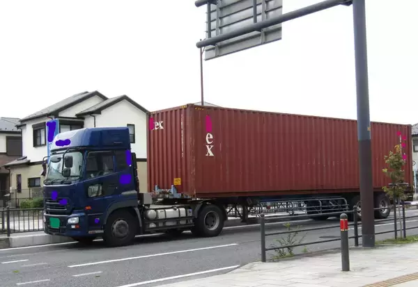 「「トレーラーじゃない車が、トレーラー用の駐車スペースに停まってる！」長距離トラックドライバーの愚痴」の画像