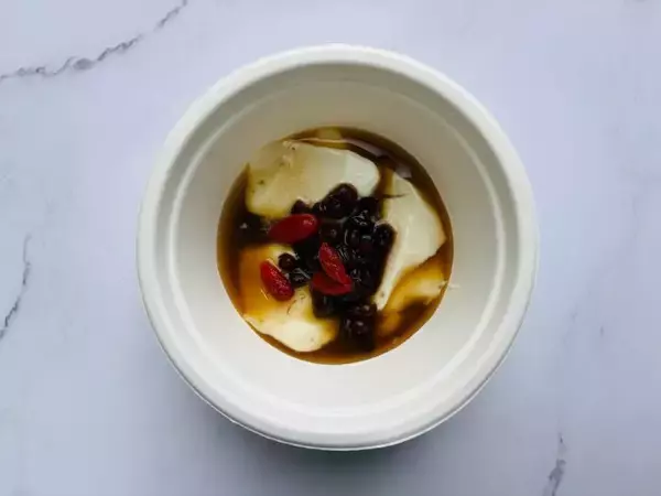 温かいお茶シロップで楽しむ台湾の養生スーツ"ホット豆花"