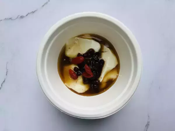 「温かいお茶シロップで楽しむ台湾の養生スーツ"ホット豆花"」の画像