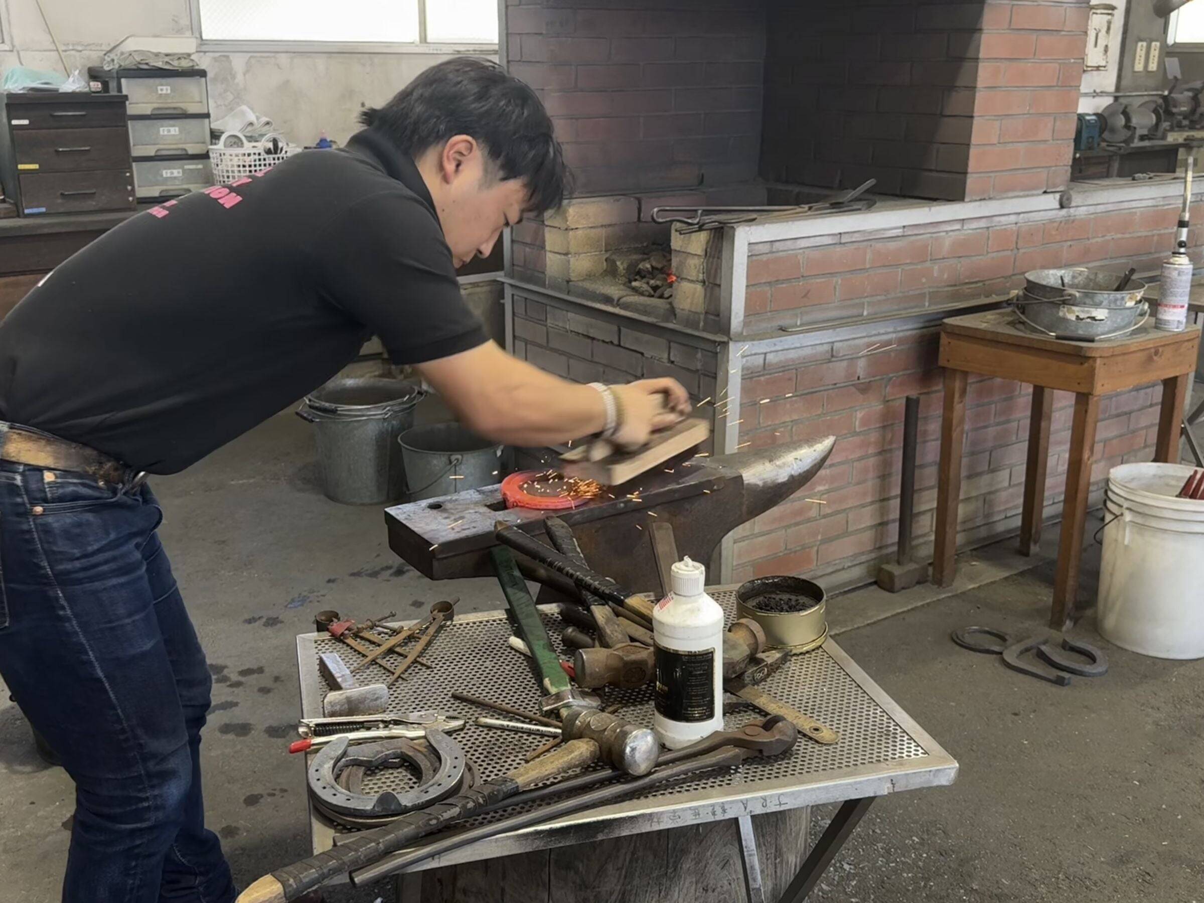 競走馬を支える足元技術 装蹄師の仕事とは？