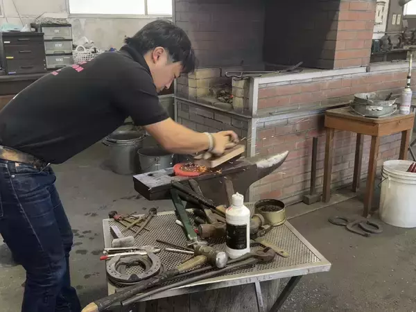 「競走馬を支える足元技術 装蹄師の仕事とは？」の画像