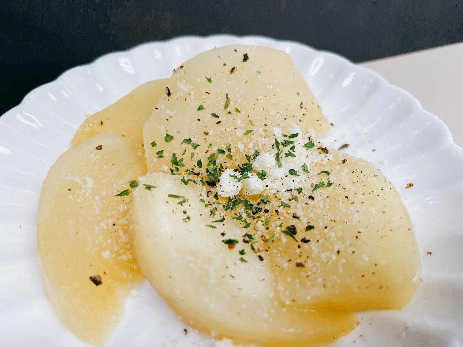 かぶ、コンソメ、バターがあれば5分で副菜1品「かぶのとろとろのコンソメバター煮」