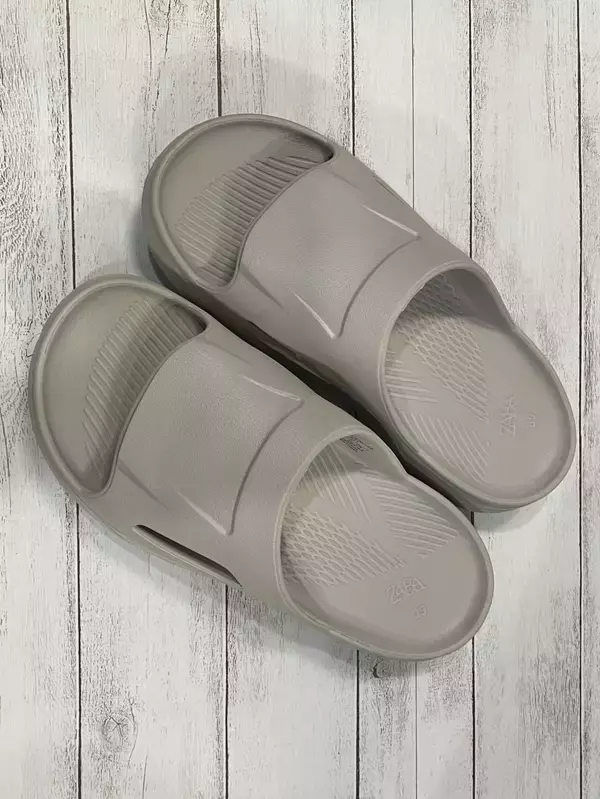 「介護シューズをモチーフに作られた大人気サンダルがデザインも機能も最強」の画像