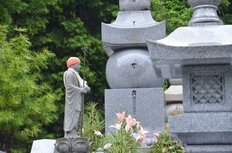 変わるお墓参り事情 若い世代はお墓参りに行っているのか？