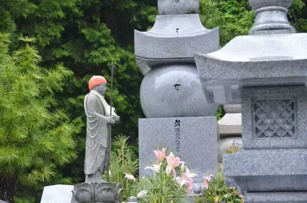 変わるお墓参り事情 若い世代はお墓参りに行っているのか？