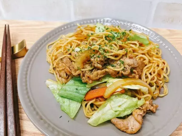 おうち焼きそばの新常識!!水も油も入れない”野菜たっぷりのもちもち焼きそば”