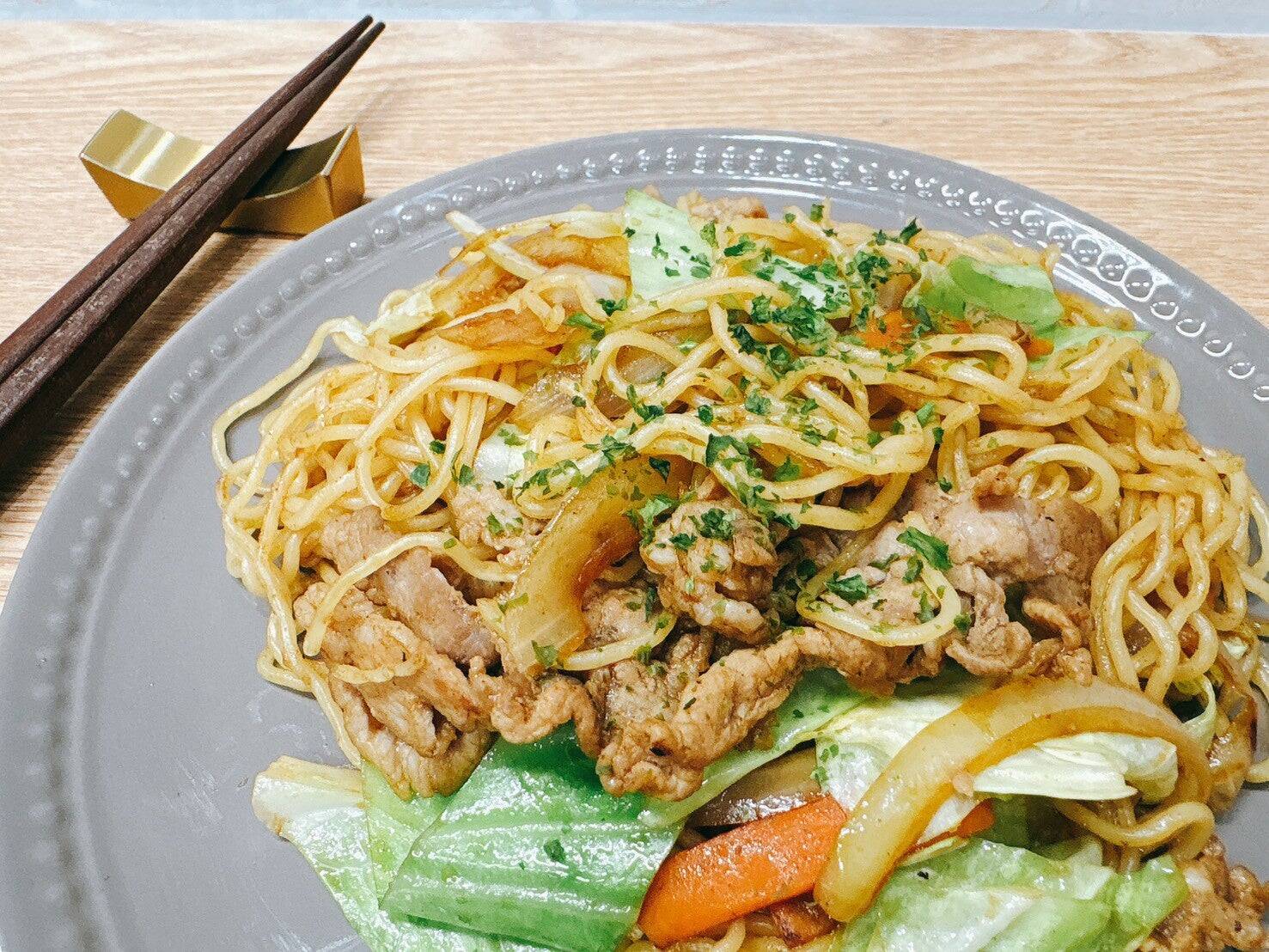 おうち焼きそばの新常識!!水も油も入れない”野菜たっぷりのもちもち焼きそば”