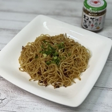 香ばしく焼き上げた麺に「食べるねぎ油」の旨みを効かせた本格中華風の一皿！