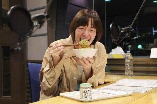 香ばしく焼き上げた麺に「食べるねぎ油」の旨みを効かせた本格中華風の一皿！