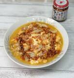 「豚肉の旨みとトマトの爽やかな酸味に食べるラー油が絶妙に絡み合う」の画像1