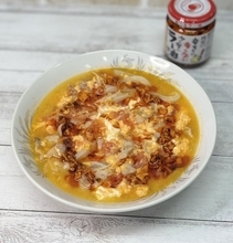 豚肉の旨みとトマトの爽やかな酸味に食べるラー油が絶妙に絡み合う