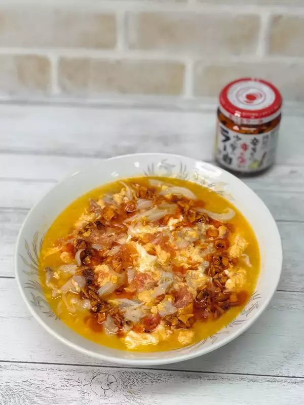 「豚肉の旨みとトマトの爽やかな酸味に食べるラー油が絶妙に絡み合う」の画像