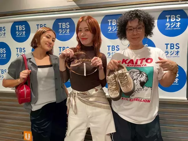 「2025年秋冬のトレンドはブラウン、ベロア、豹柄と赤の小物！」の画像